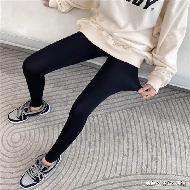 鲨鱼裤露袜子时尚穿搭冬,冬天保暖又减龄鲨鱼裤穿搭