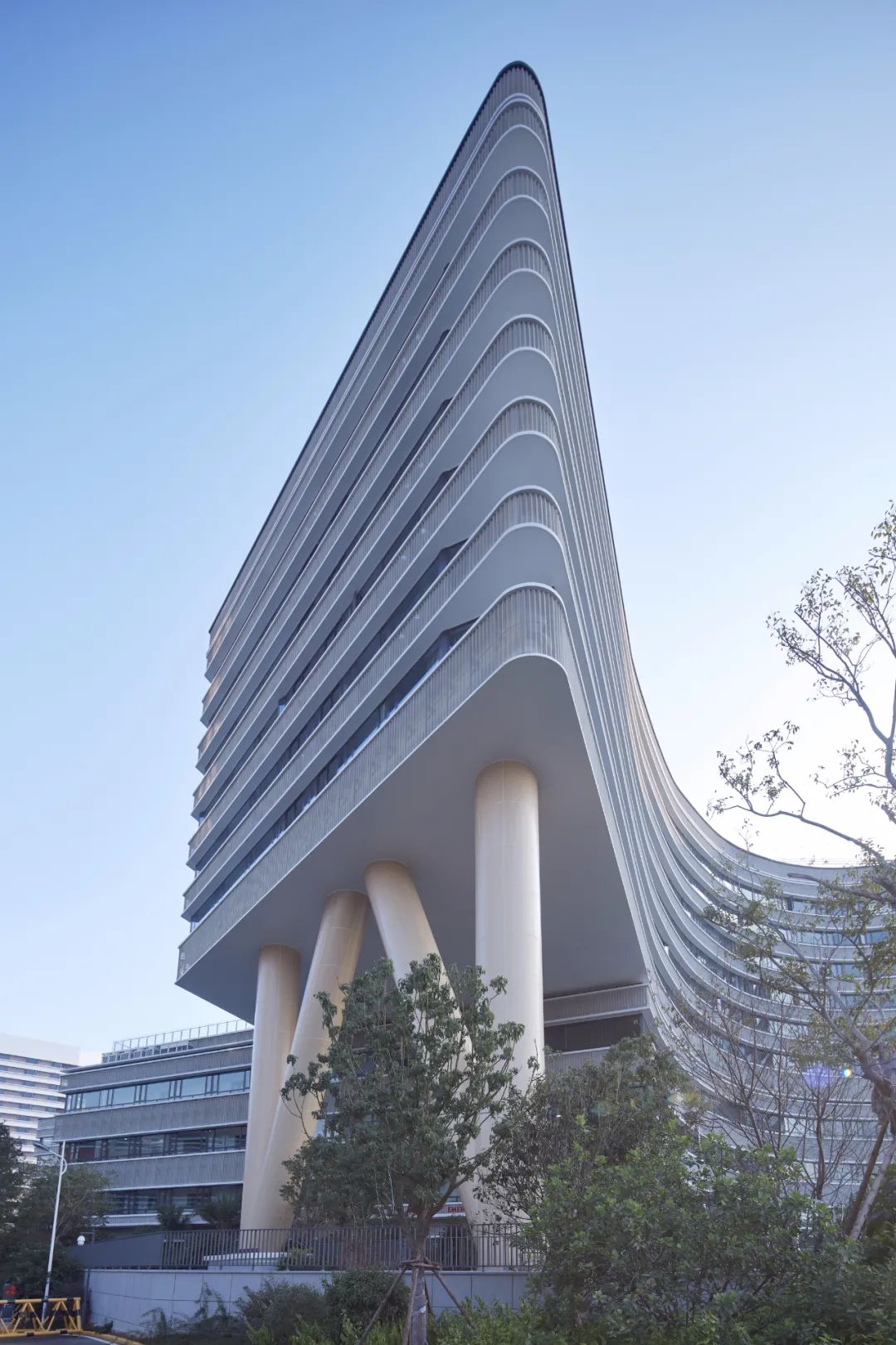 花园式医院设计效果图,医院空间设计简洁温馨