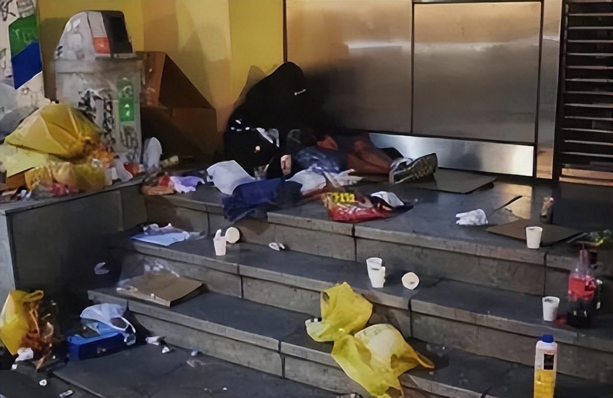 日本球迷赛后含泪收拾看台垃圾,世界杯日本球迷收拾垃圾踩椅子