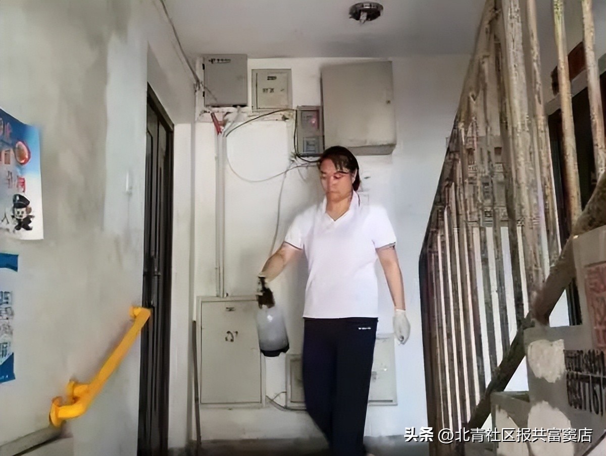 武警官兵协助清理淤泥50余吨,清淤抢险工作