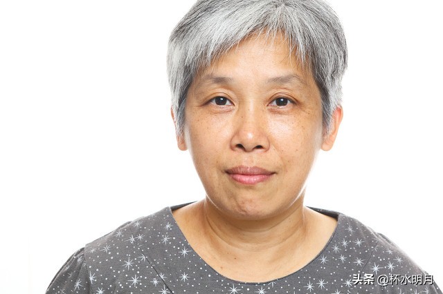 妈宝男老公把6000元工资交给婆婆，三口变阳无钱买药，傻眼（中）