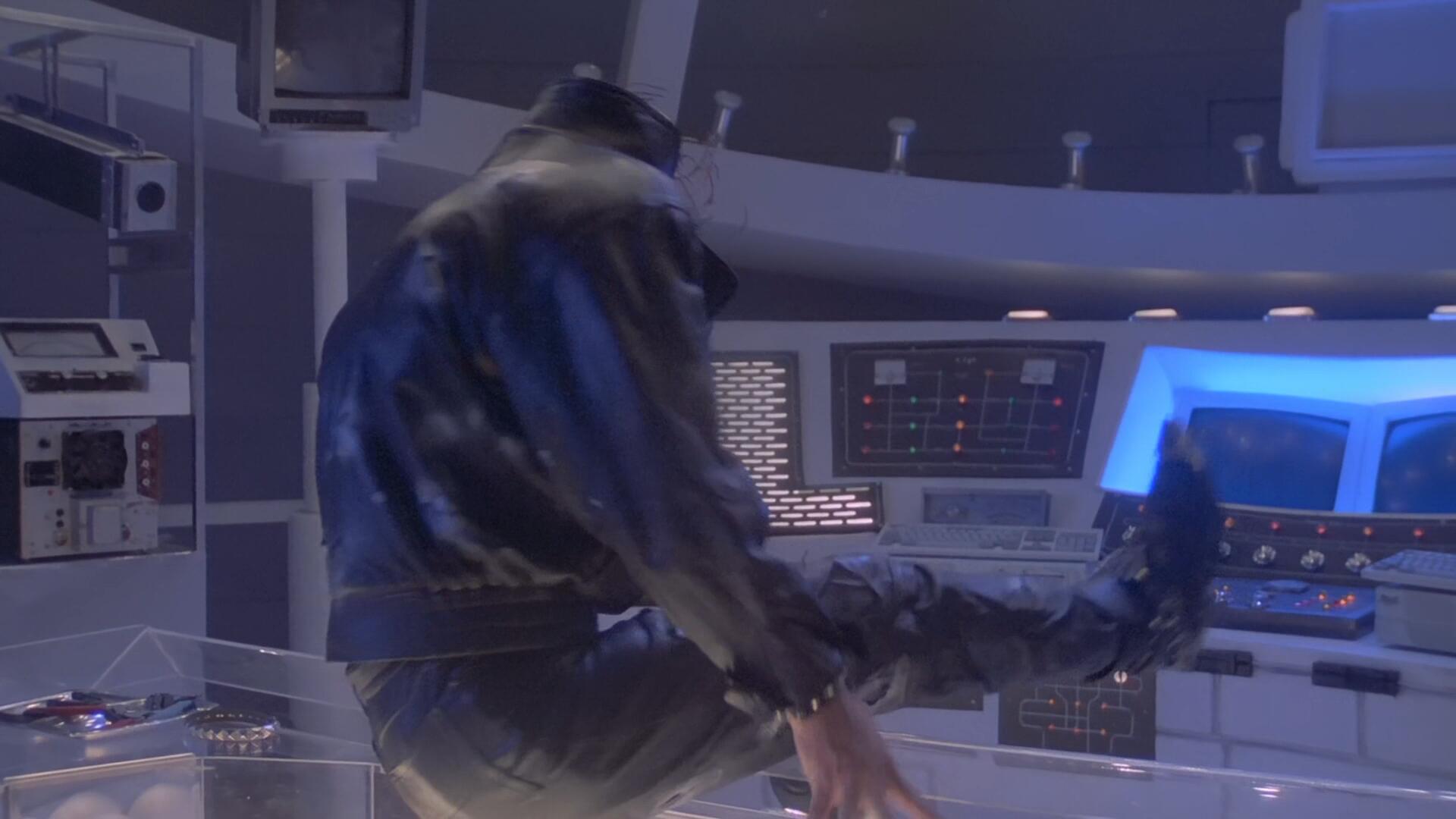 香港科幻大尺度电影，男女机器人的经典对决＃《女机器人》