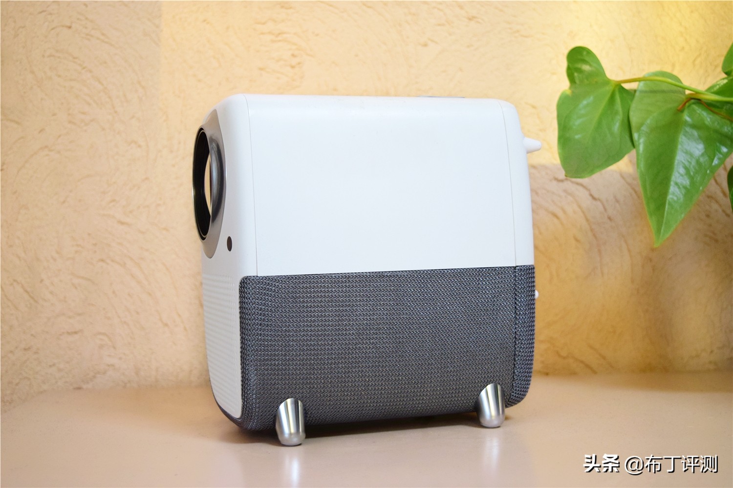 买大屏电视机还是买智能投影,投影机和液晶电视哪个比较实用