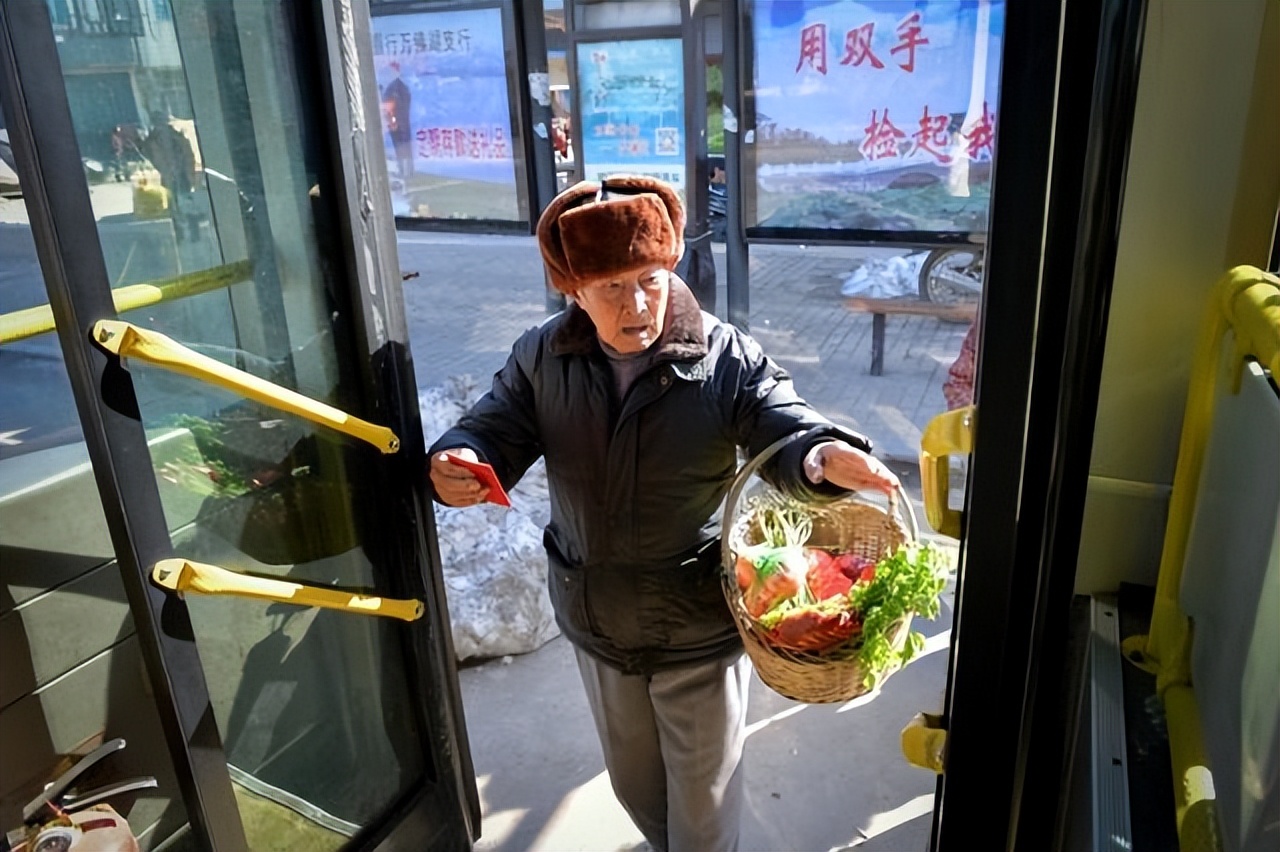 83岁老人肝癌晚期治疗,67岁大妈肝癌晚期不治疗