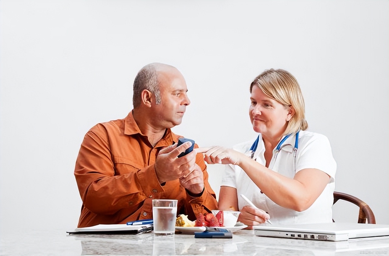 老年人关节补充氨糖,中老年人关节痛吃氨糖有副作用吗