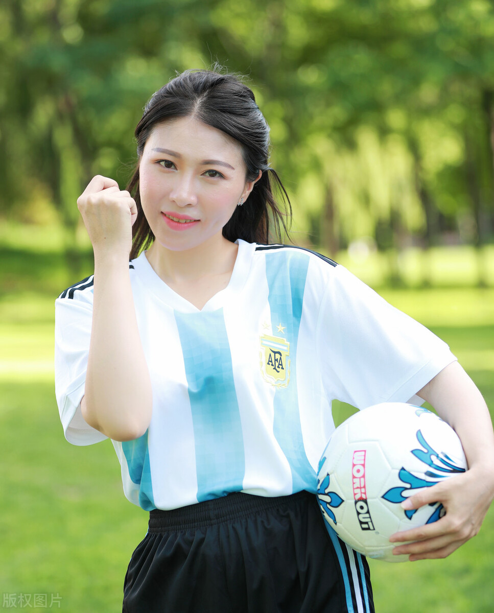 音乐人陈尚依化身足球宝贝拍世界杯写真