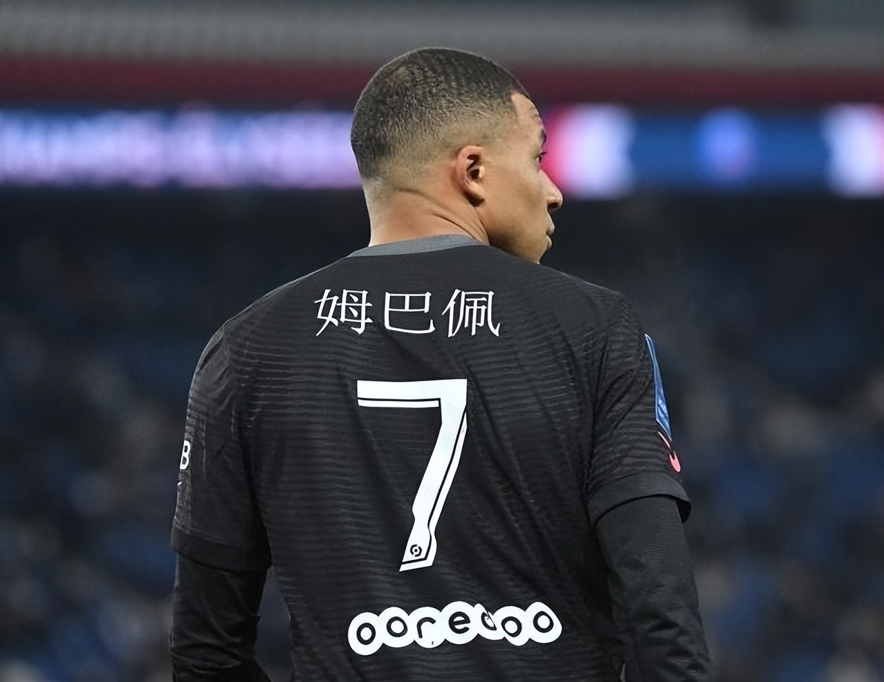 姆巴佩看台被打脸搞笑,姆巴佩被大巴黎球迷嘲讽