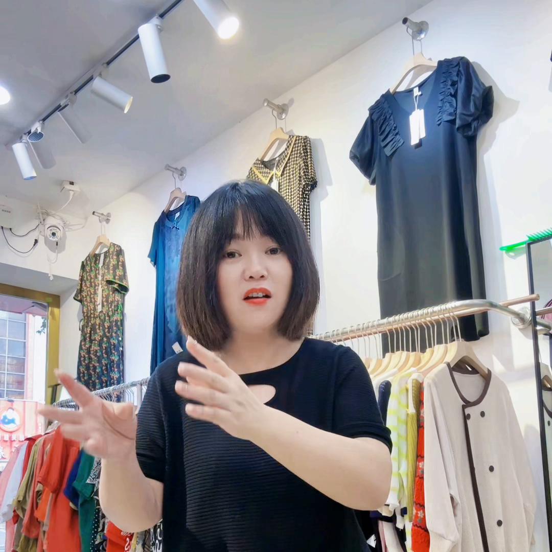 帮顾客把产品搭配好,作为服装人就是要帮客户搭配