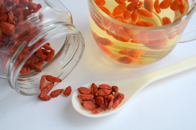 枸杞生首乌泡酒有什么功效,枸杞泡酒喝了有什么好处