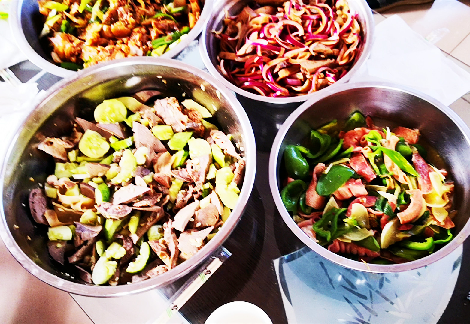 下雨天，朋友买来一套猪下货，鲜香美味，都是硬货，朋友们吃美了