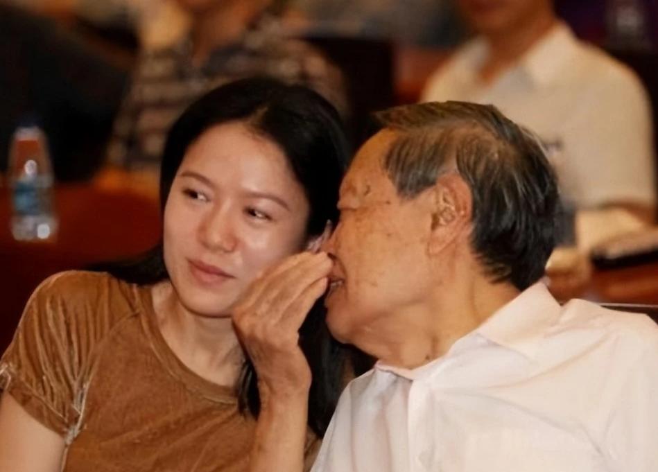 翁帆与杨振宁结婚生活状况怎样,杨振宁和翁帆结婚的当年现状