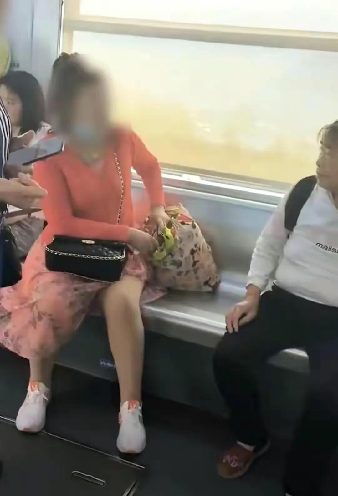 重庆一霸道女子轻轨上怒踢老人，称自己有病，旁边不能坐人