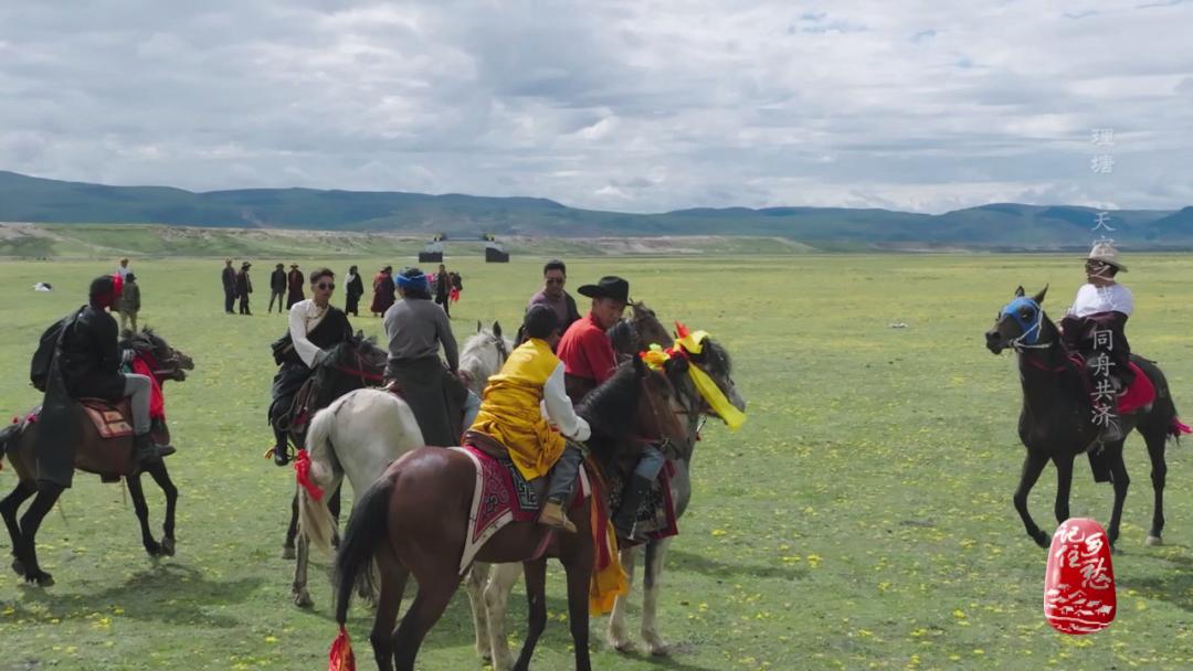 理塘山上的天空之城字样,川西天空之城理塘
