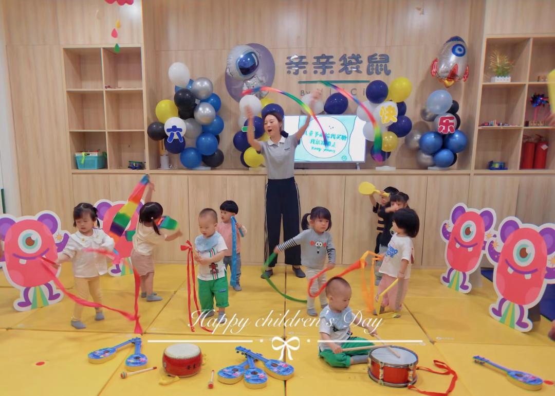 宝宝喜欢吃手怎么办一岁,三个月吃手要不要纠正