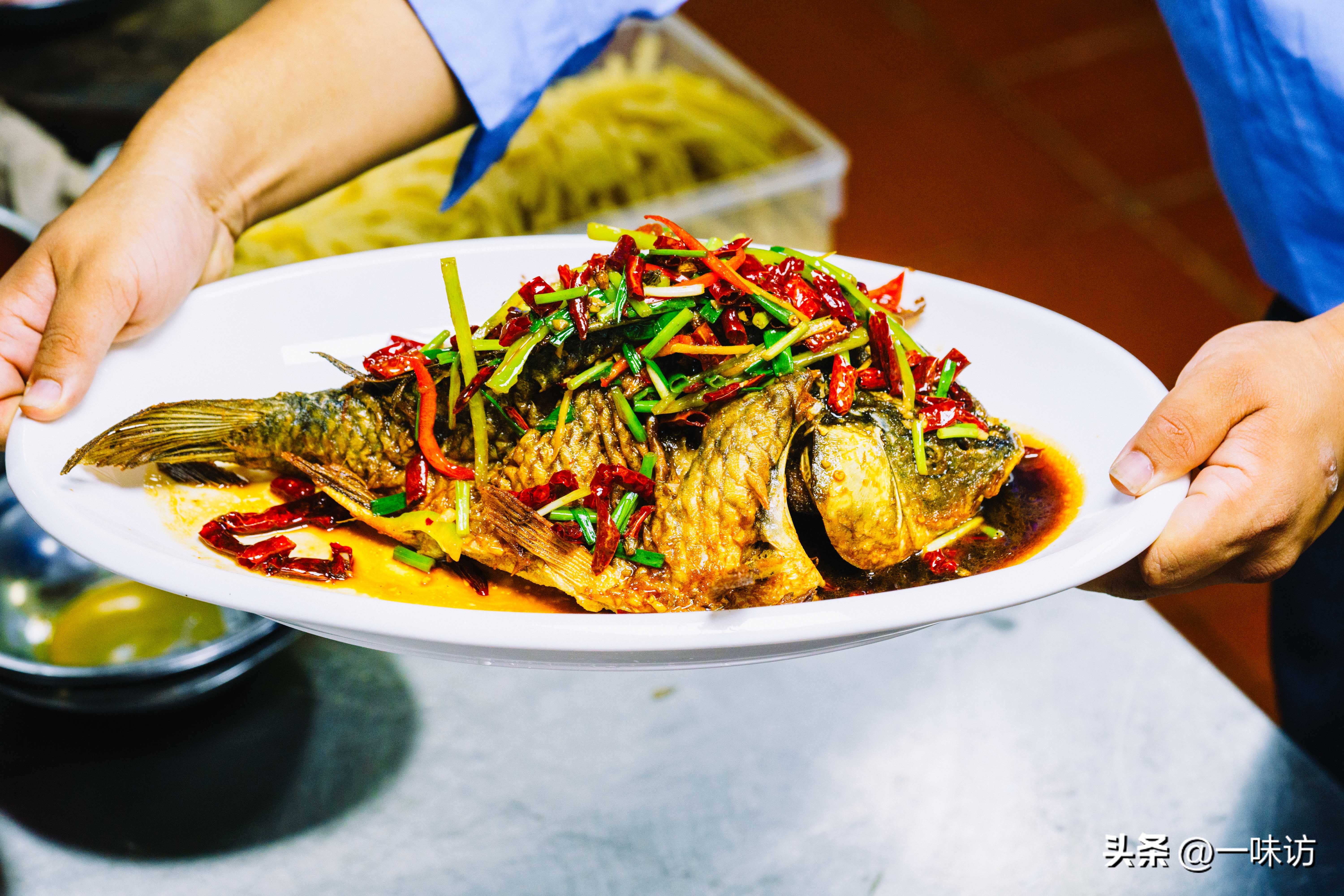 带鱼鳞的鲤鱼怎么做好吃,红烧鲤鱼炸带鱼的家常做法