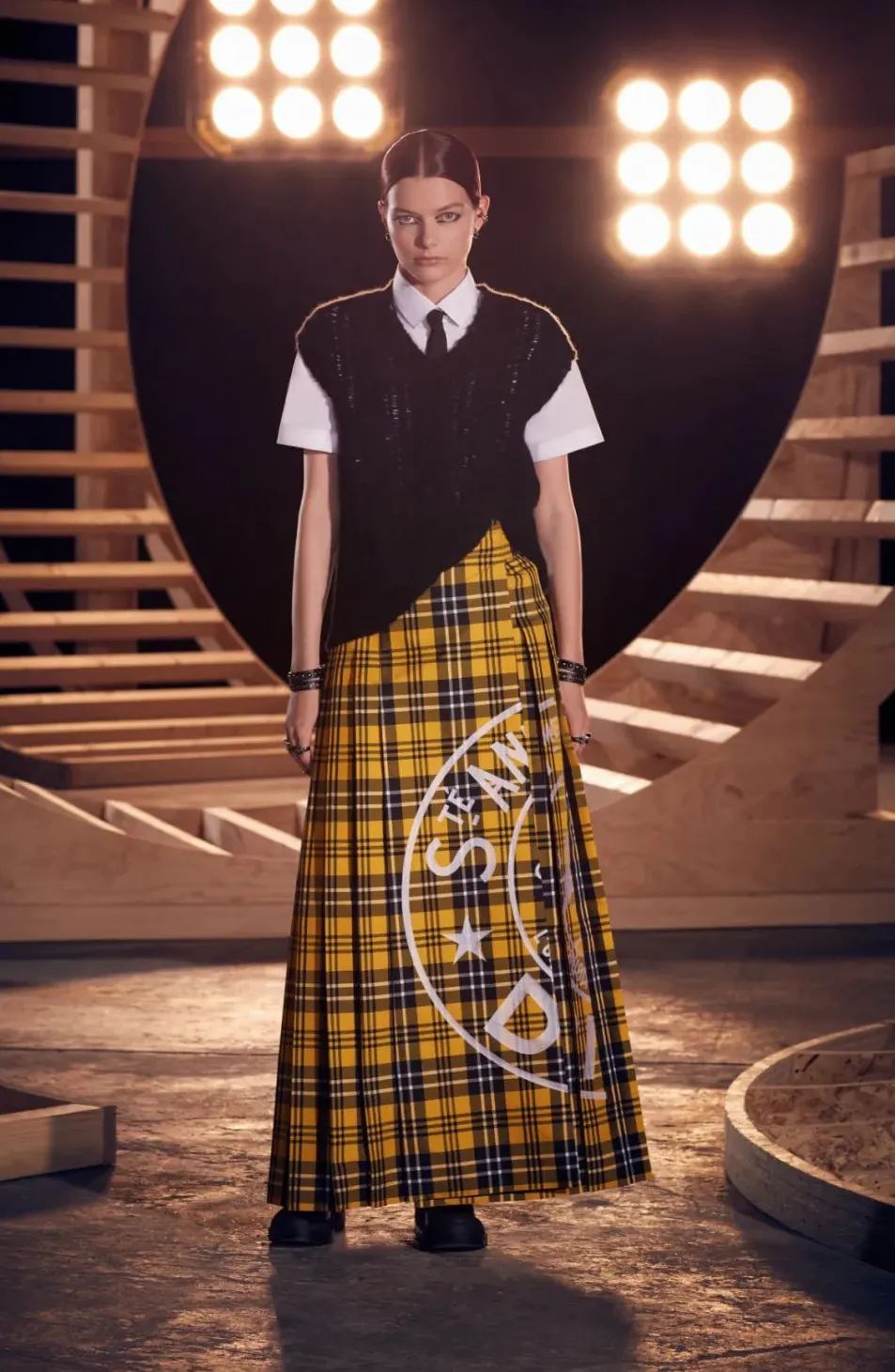 秋日马甲穿搭的n种,春天咖色格子针织马甲怎么搭配