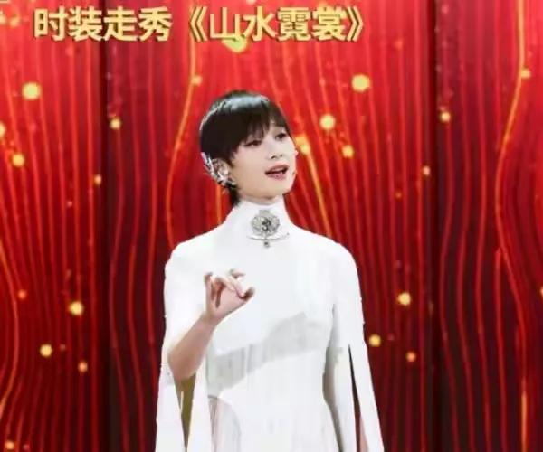 李宇春39岁现状态,为何李宇春35岁至今单身一人