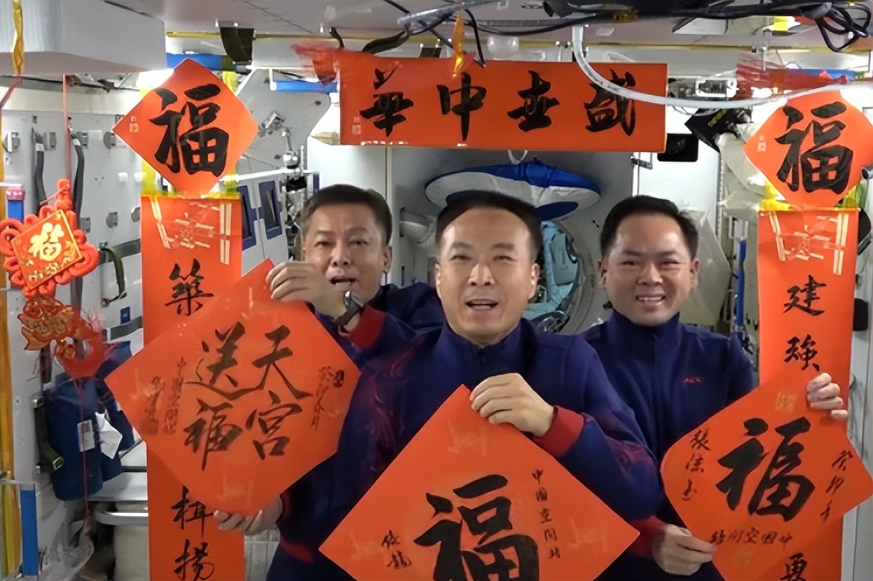 费俊龙、邓清明、张陆的手写春联，厚重大气，字字宽博，福气满满