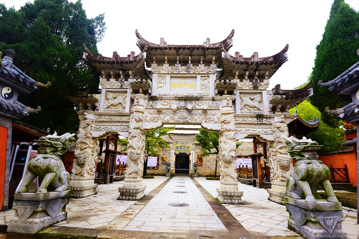 问道龙虎山，观“天下三绝”，“道教第一山”碧水丹霞入画来