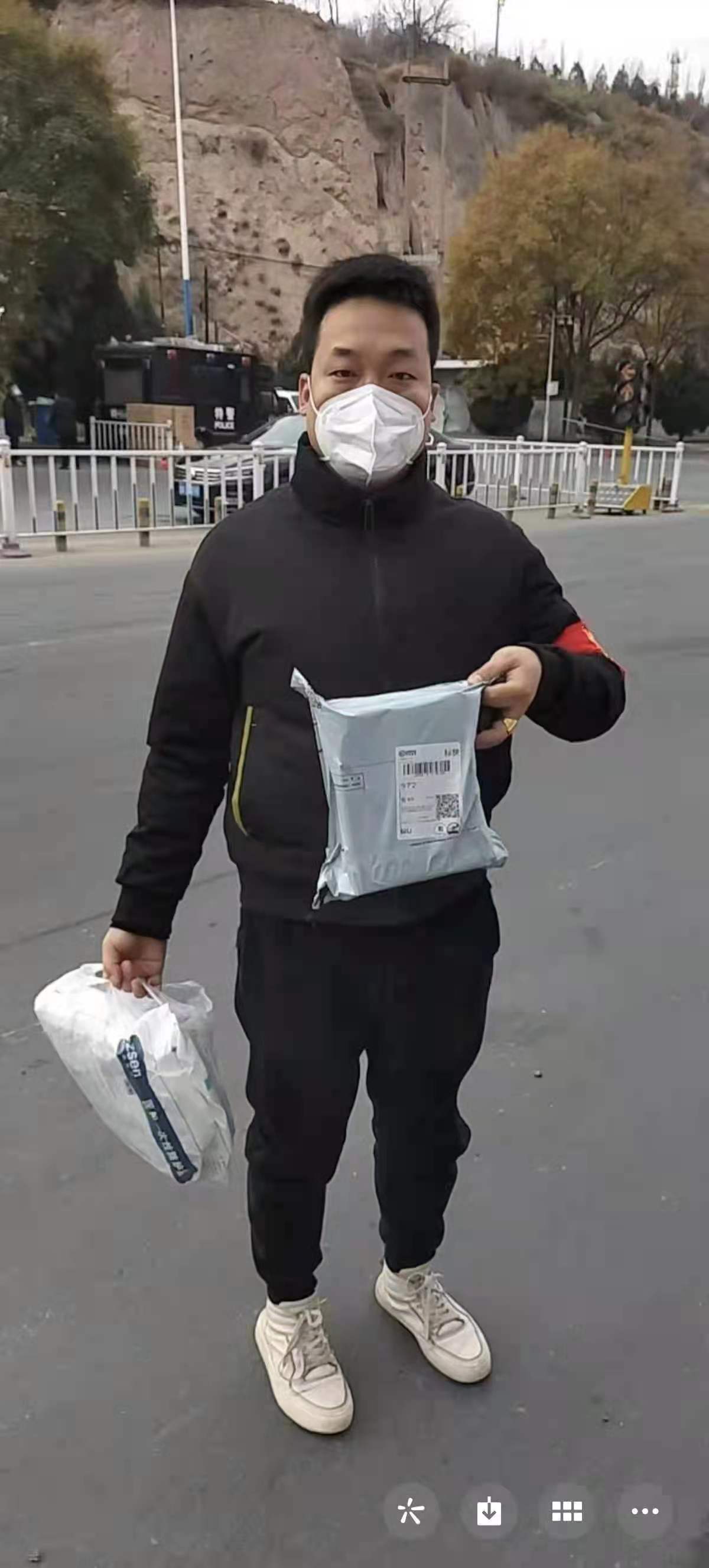 青海患者停药三天命在旦夕，兰州快递小哥二十七万件快递堆中翻找救命快递