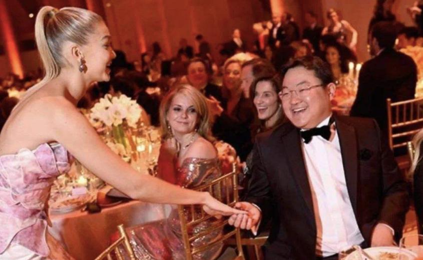 华裔富豪贪污35亿，拿钱泡遍全球女星，被4国通缉，他怎么做到的