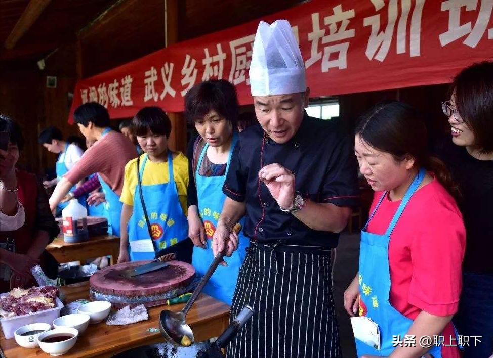 湖南邵阳夫妇在乡场镇给老人拍照月入过万,农村创业有五个风口
