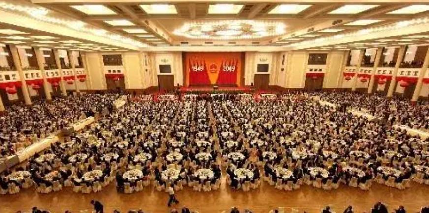 人大会堂服务员多少年换一次,大会堂服务员为啥四年一换