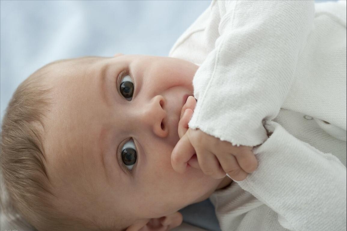 一岁的宝宝吃手指要不要阻止,六个月宝宝吃手指要阻止吗