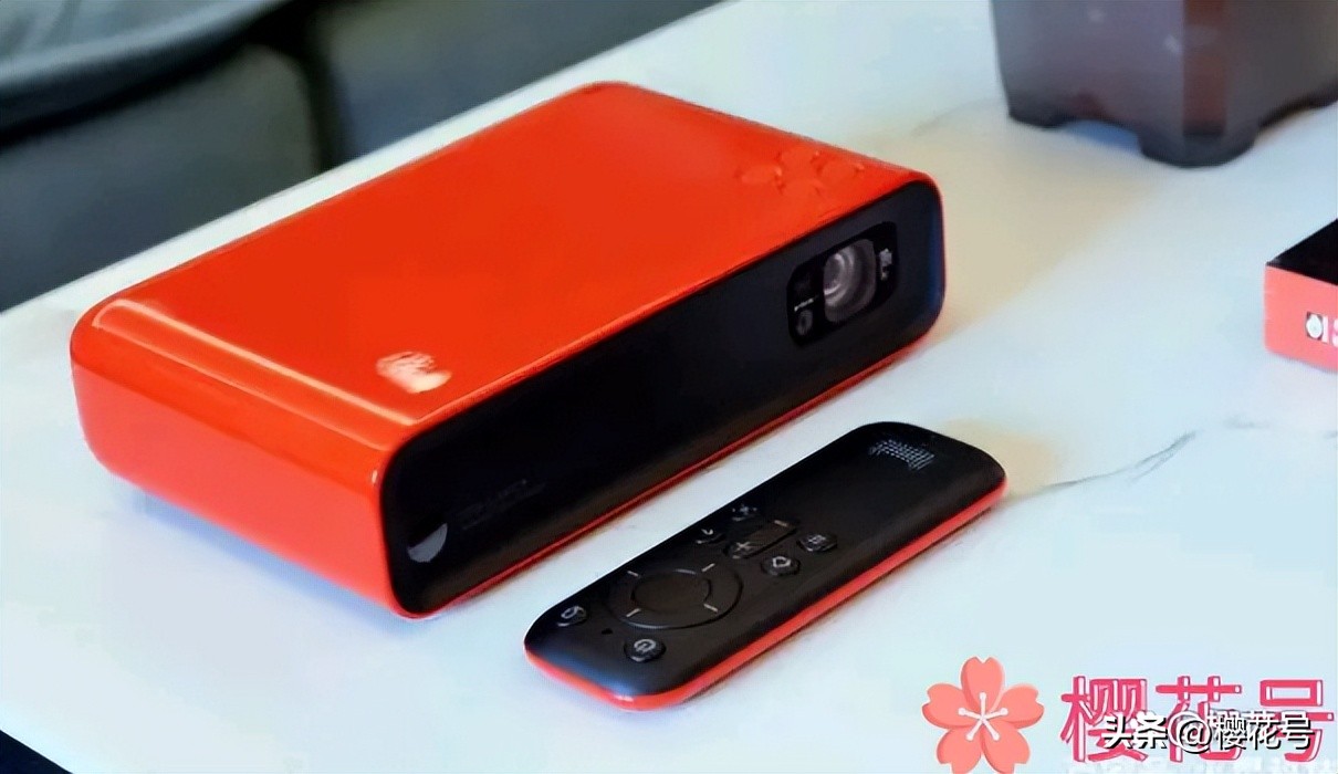 天猫精灵投影仪小红盒pro户外投屏,2023天猫小红盒pro投影仪测评