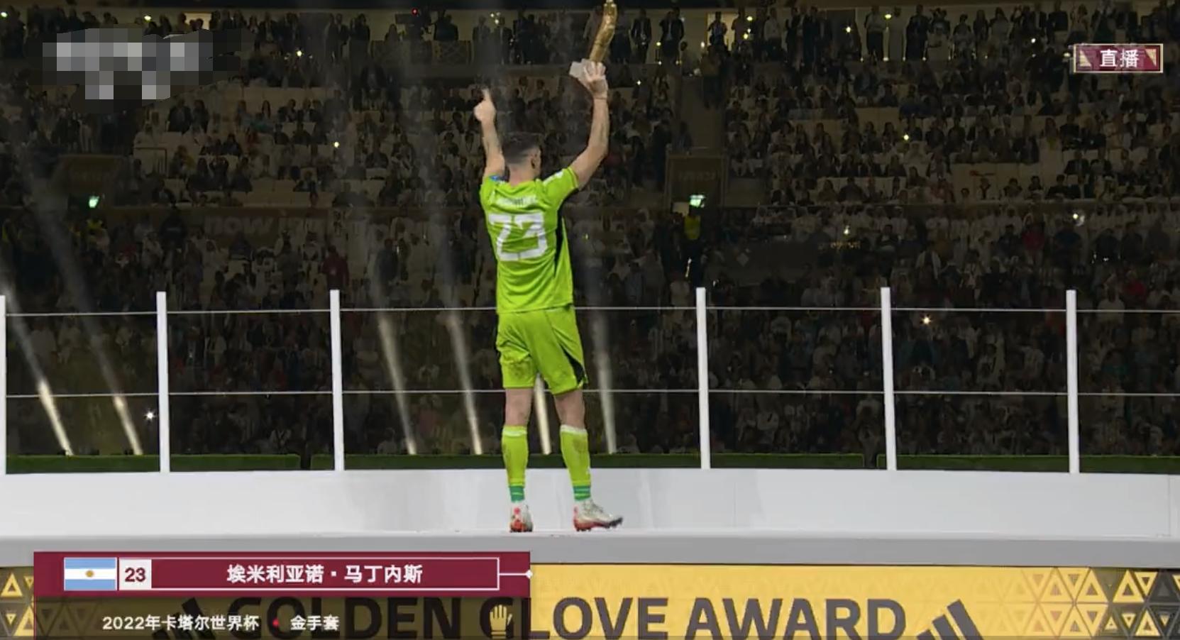 梅西美洲杯夺冠亲吻奖杯,梅西得奖后亲吻大力神杯