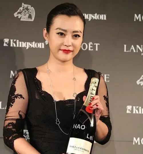 看烦了满屏的“纸片人”“排骨胸”，这几位有肉感的女星才是真美