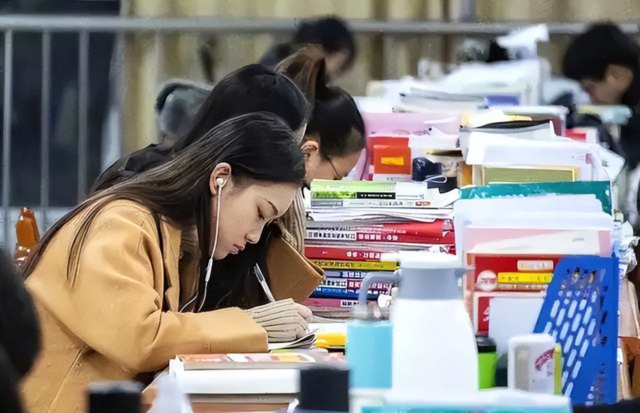 文科生考研什么专业就业前景好,出国留学文科生什么专业好就业