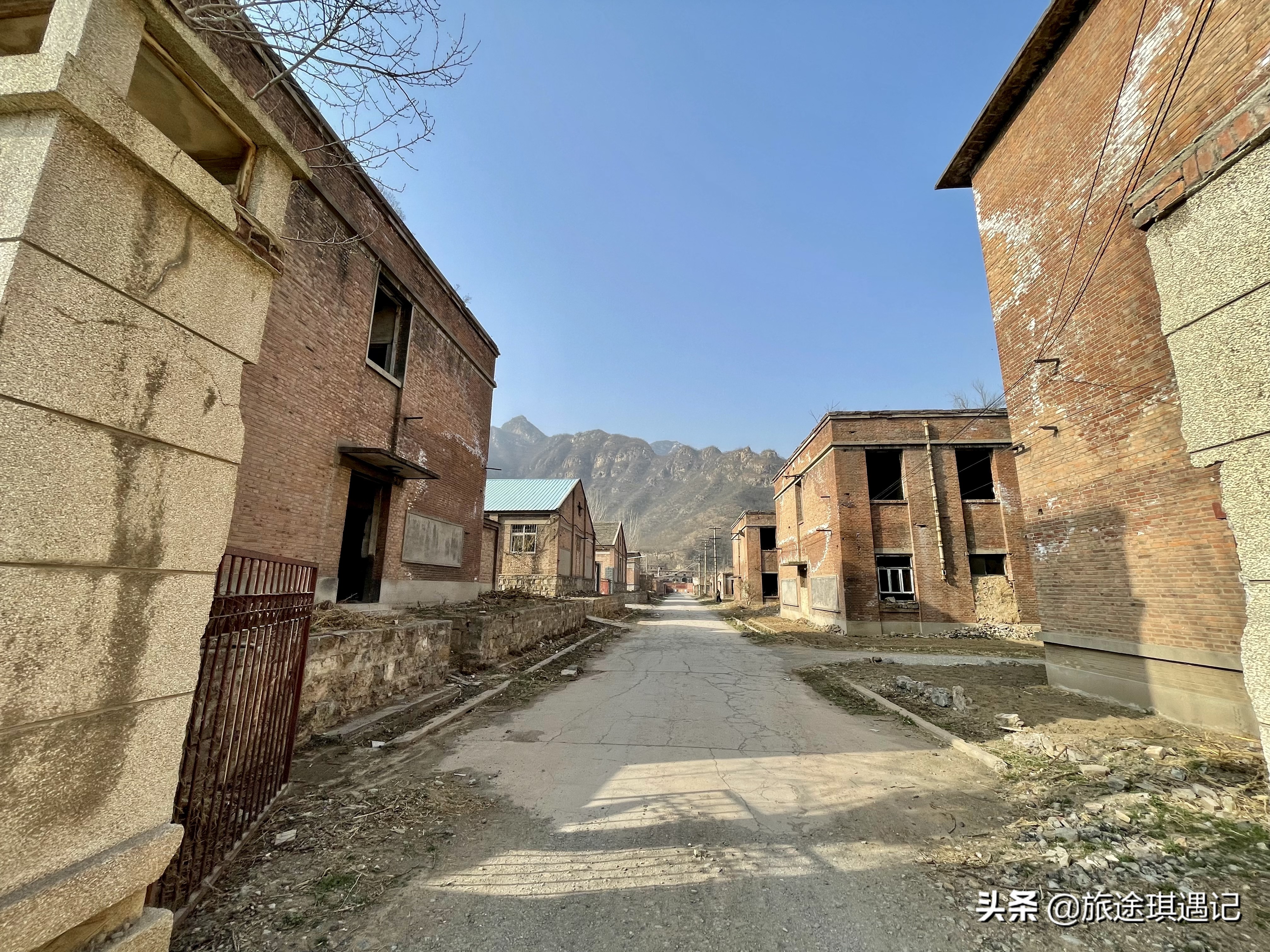 村子用窟窿命名，74年前传出震惊世界的消息，三家三线厂紧密相连