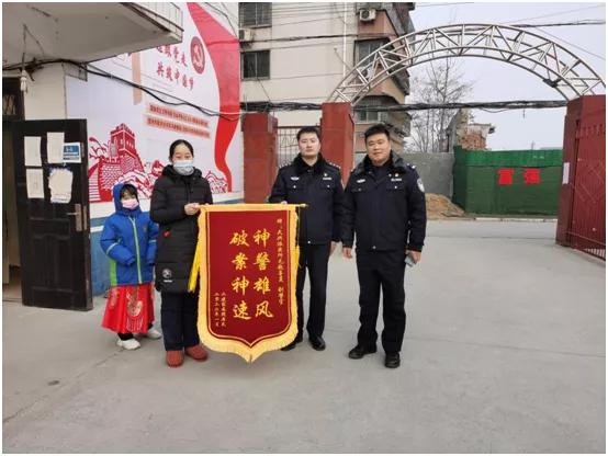 平安守护感人图片,保一方平安锦旗