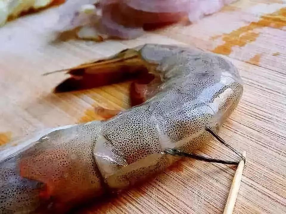 虾背上的黑线到底能不能吃,虾后面的黑线可以吃吗