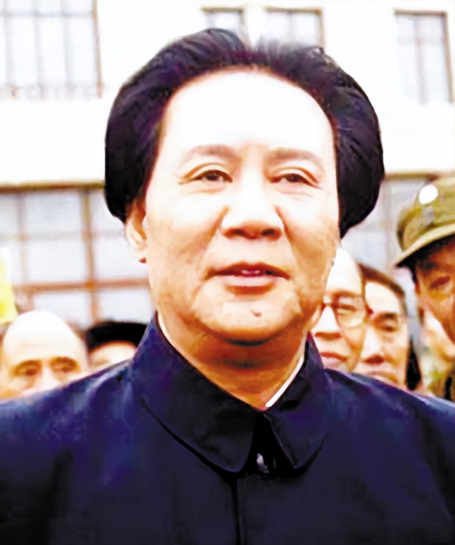 古月饰演的毛主席越来越像，妻子桂苹却有些伤感：老胡，你变了