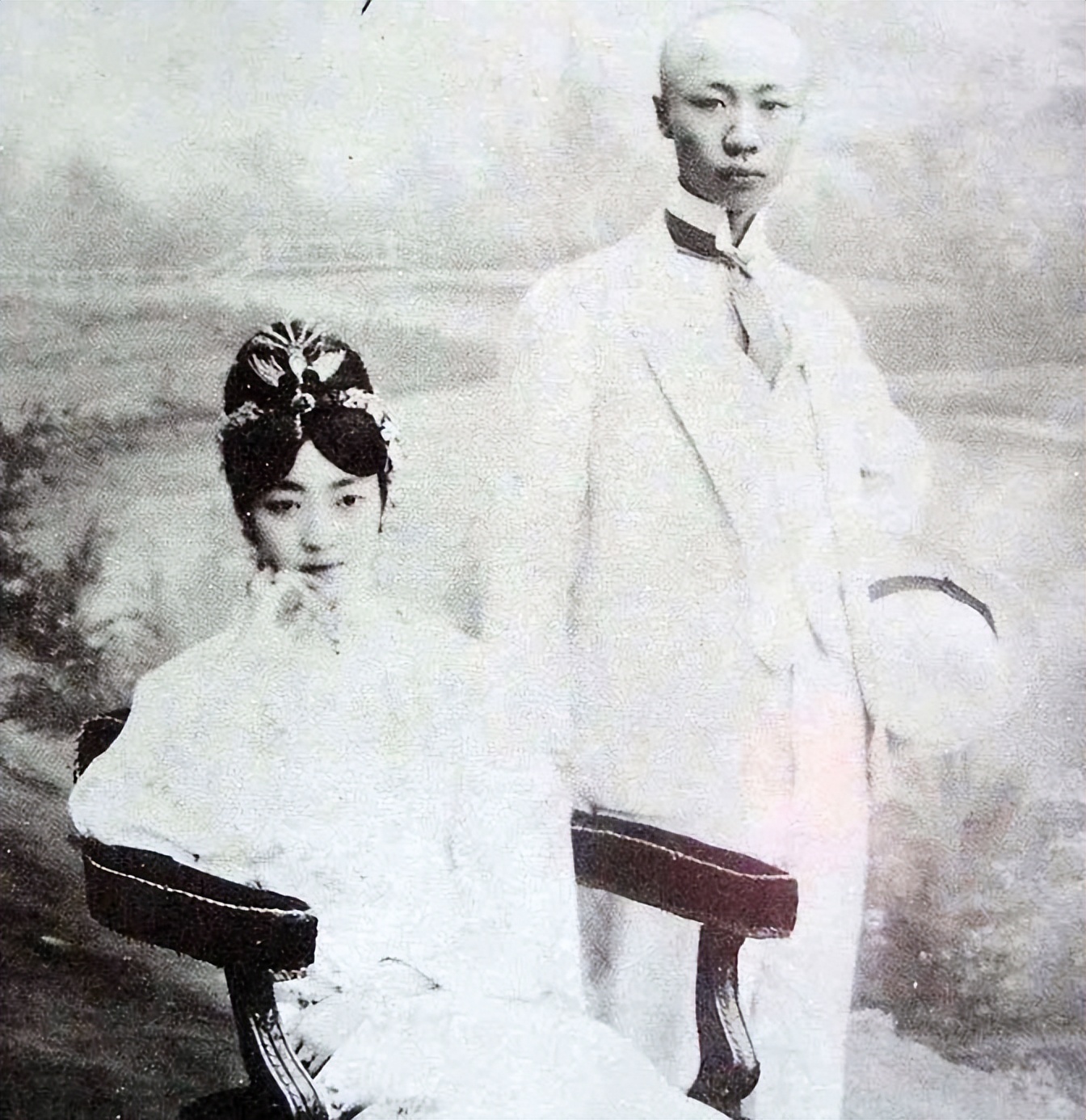 末代皇后婉容死后被扔在臭水沟边,末代皇后私生女