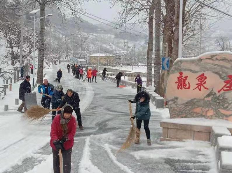 铲冰除雪青年文明号在行动,铲冰除雪鏖战特大桥