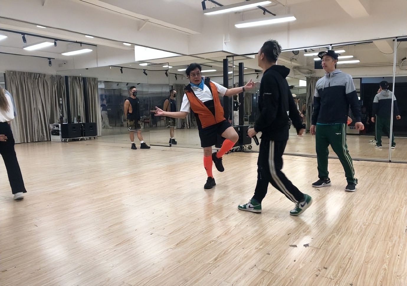 73岁的谭咏麟依然坚持跑步,谭咏麟72岁现场唱歌