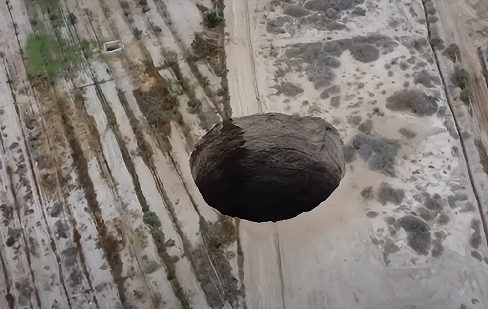 智利发现逾200米深神秘天坑,深海发现神秘大洞