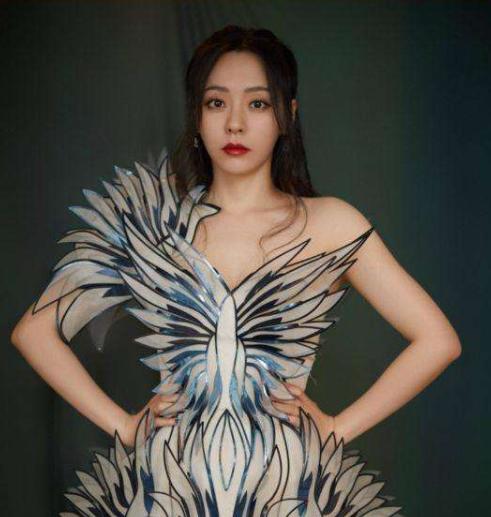 因为肩塌而红毯翻车的女明星,各个女星的红毯穿衣事故