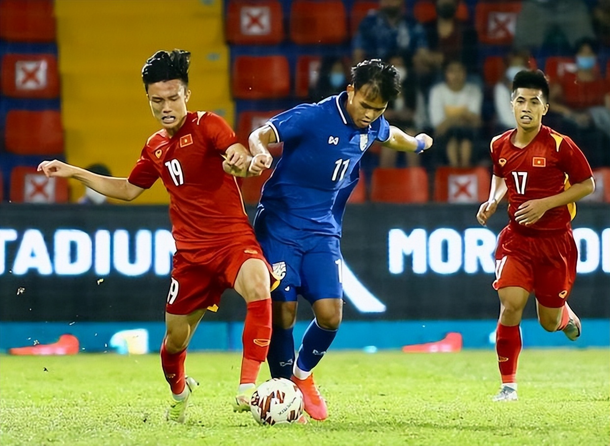 3万人见证3-0！国足苦主超级翻盘，球员跳舞庆祝，跟越南会师决赛