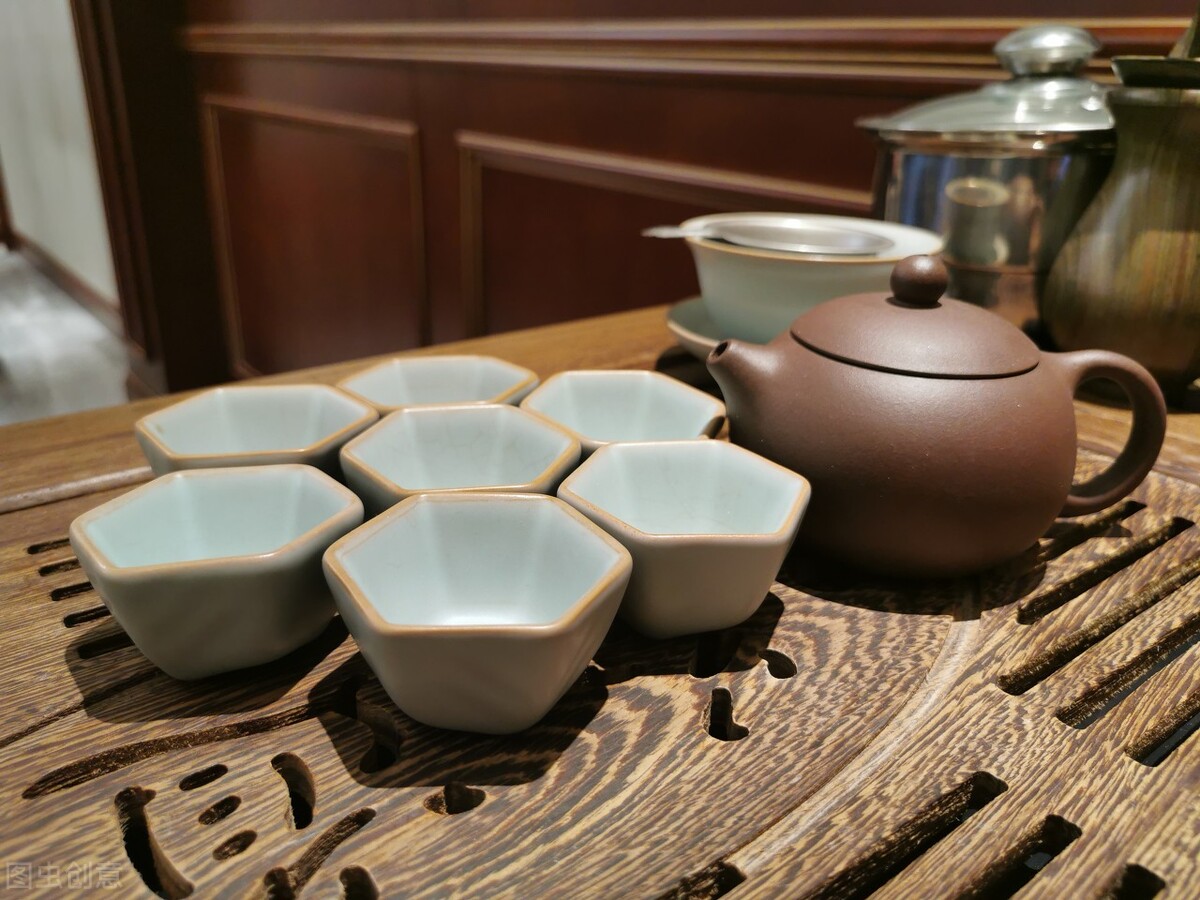 在蛋糕店上了20天班辞职有工资吗,在店里上班三个月被开除有赔偿嘛