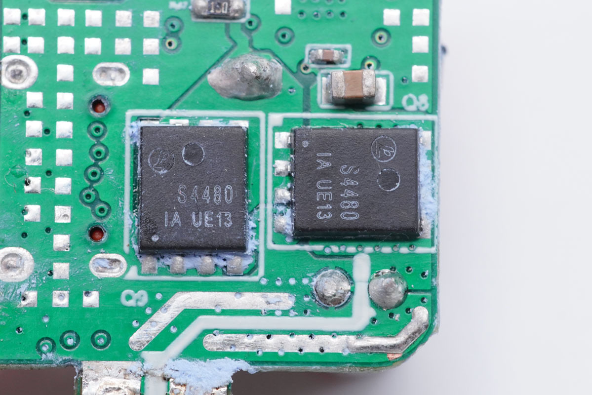 4C1A五个口，总功率达230W，华科生230W桌面充拆解