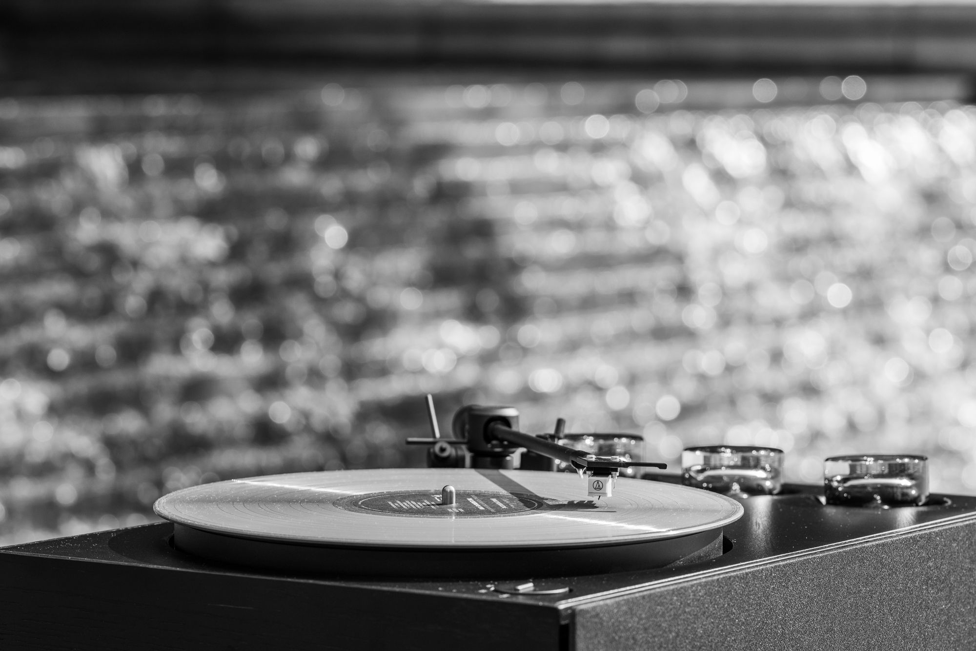 来听听几千块的音响效果,来听听1万块钱手机的声音