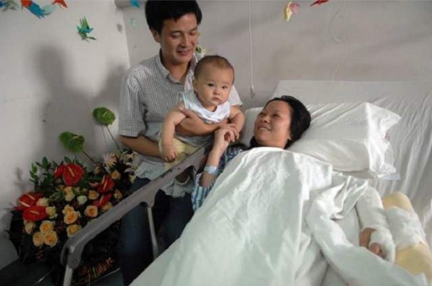 8人用被子接住坠楼女孩视频,小孩坠楼女子徒手接住