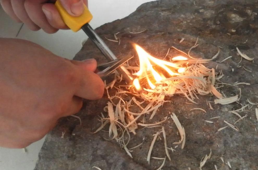 古人用石头取火的方法,燧石取火的正确方法图