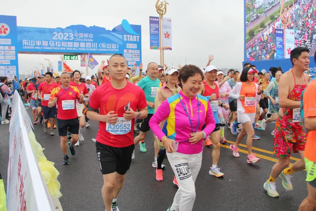 万人一起骑马的视频,万人齐跑马拉松