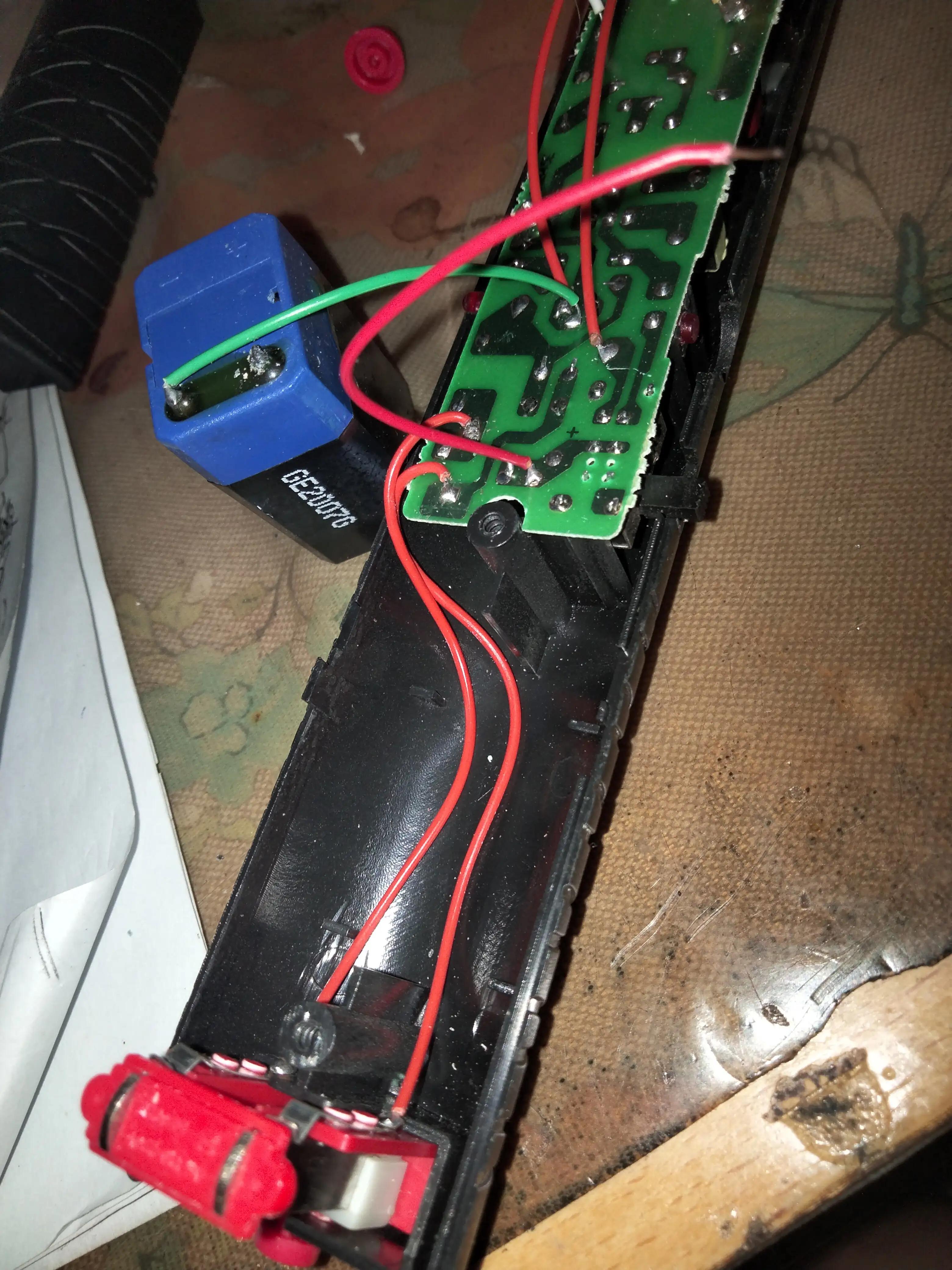 插头圆形电蚊拍怎么充电,电蚊拍充电线怎么连接