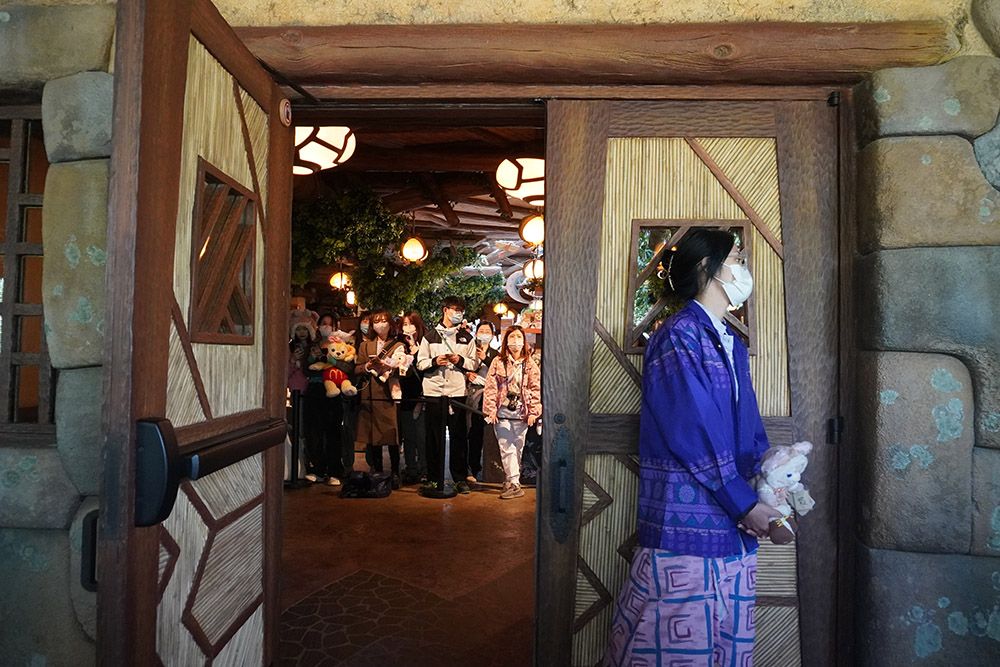 排队5小时、互动2分钟，与玲娜贝儿拥抱背后